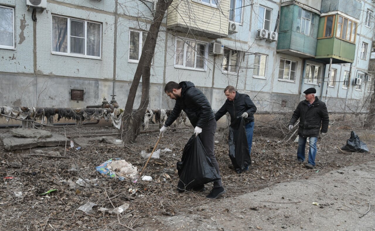 В Астрахани разгребают кучи мусора и грязи после зимы