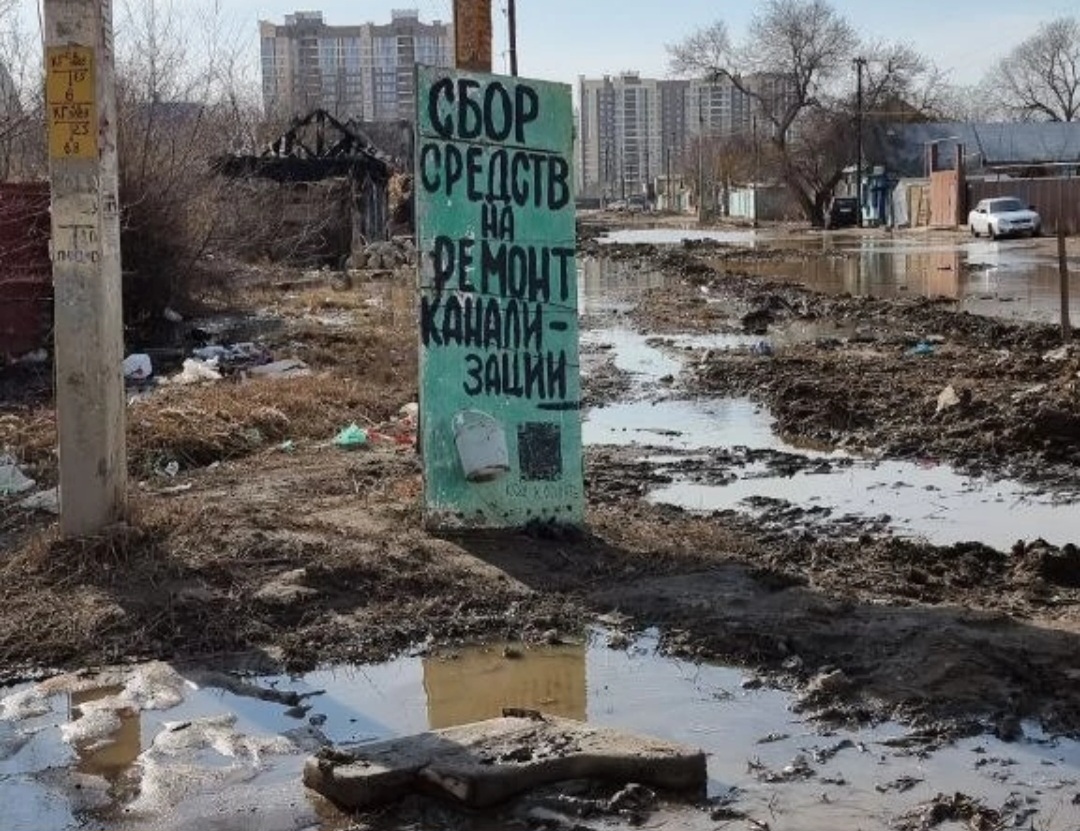 Астраханская маршрутка с пассажирами провалилась в яму на затопленной дороге