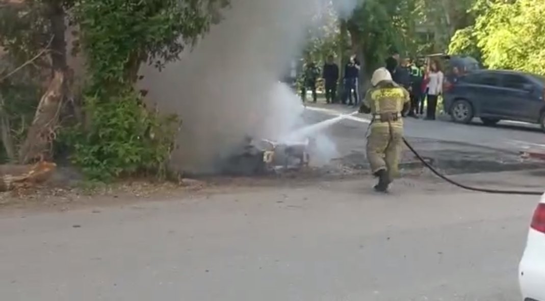 В Астрахани среди многоэтажек сгорел очередной автомобиль