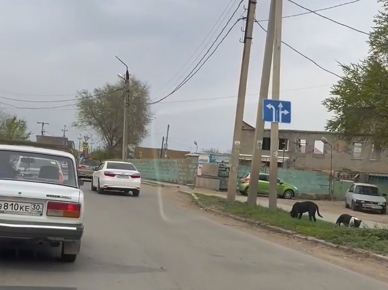 Водители игнорируют новый знак на загруженном перекрестке в Астрахани