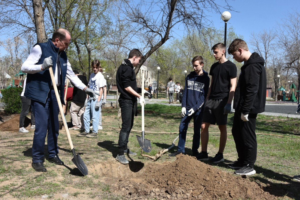 Игорь Седов вместе с астраханскими школьниками высадил деревья в парке имени Ленина