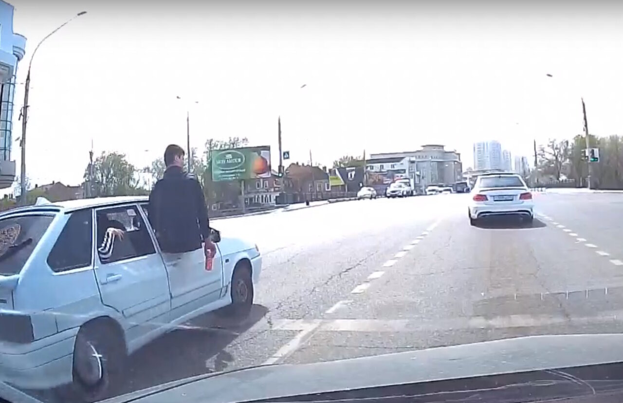 В центре Астрахани сняли видео, где массово нарушают ПДД | АРБУЗ