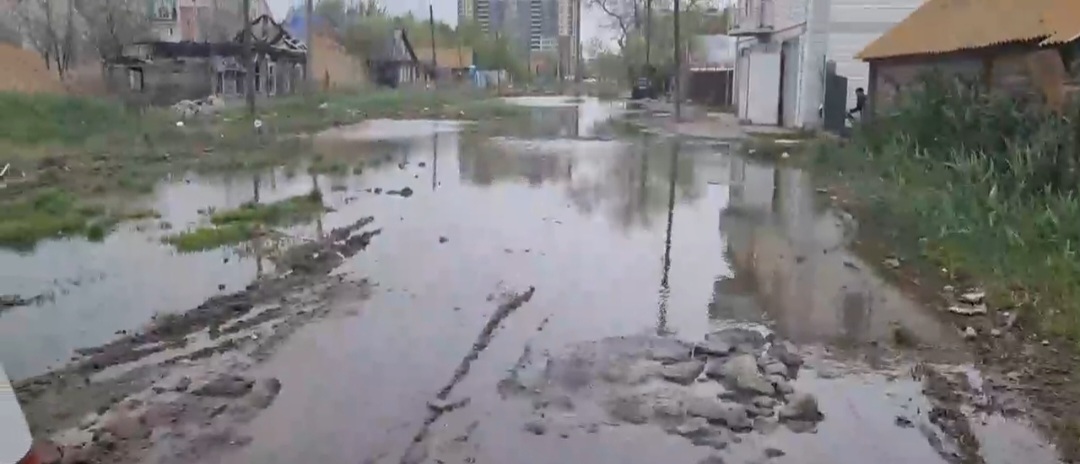 Две улицы в Астрахани уже несколько месяцев уходят под воду