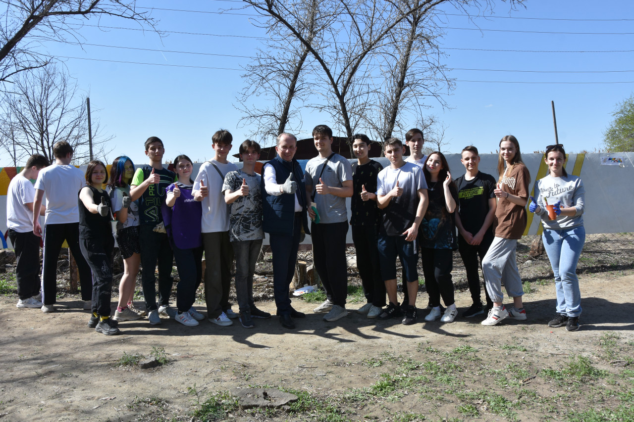 Игорь Седов принял личное участие в уборке парка в Трусовском районе