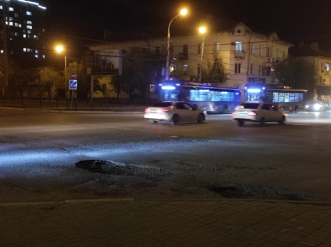 Ямы на самом аварийном перекрестке Астрахани заставляют водителей нарушать ПДД