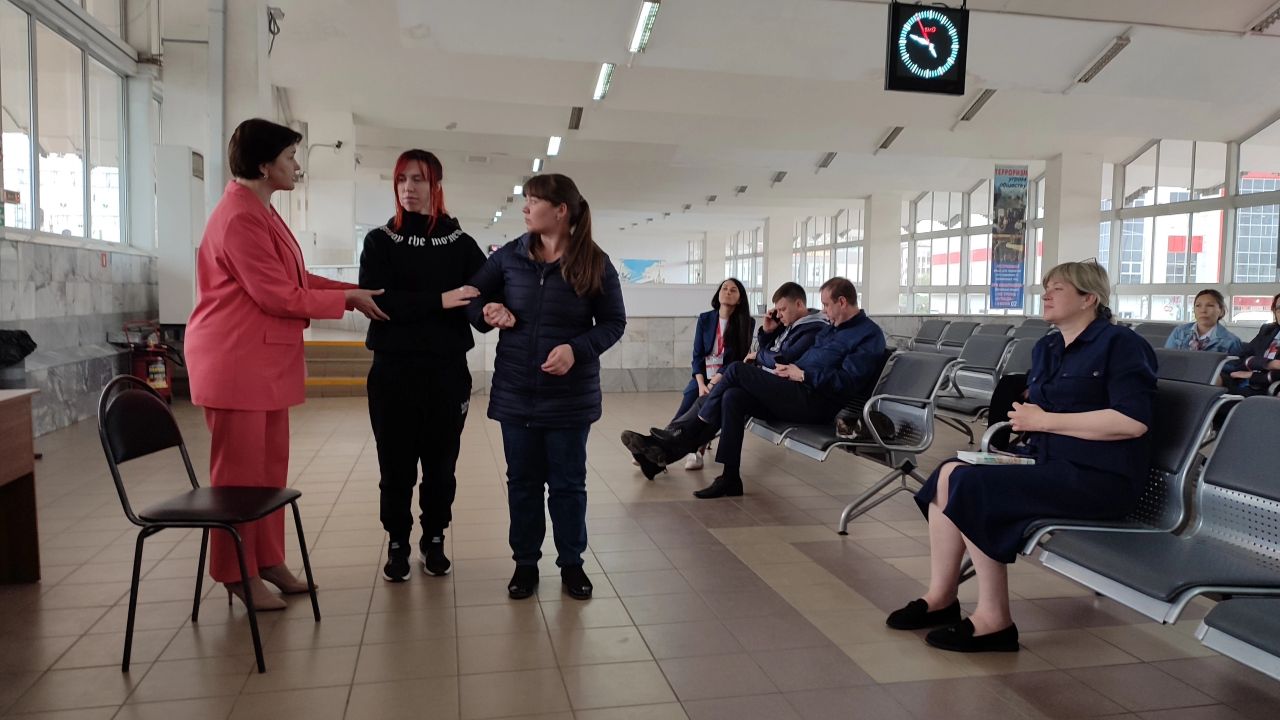 Обучающий семинар по работе с маломобильными пассажирами провели на железнодорожном вокзале Астрахани