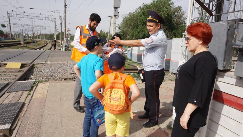 Астраханцам раздали конфеты и напомнили о правилах безопасного поведения вблизи железной дороги