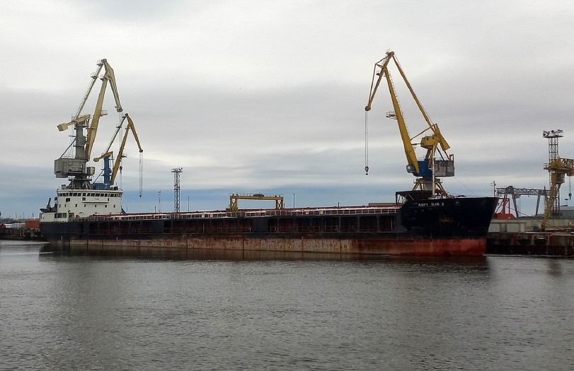 Севший на мель сухогруз перекрыл Волго-Каспийский судоходный канал