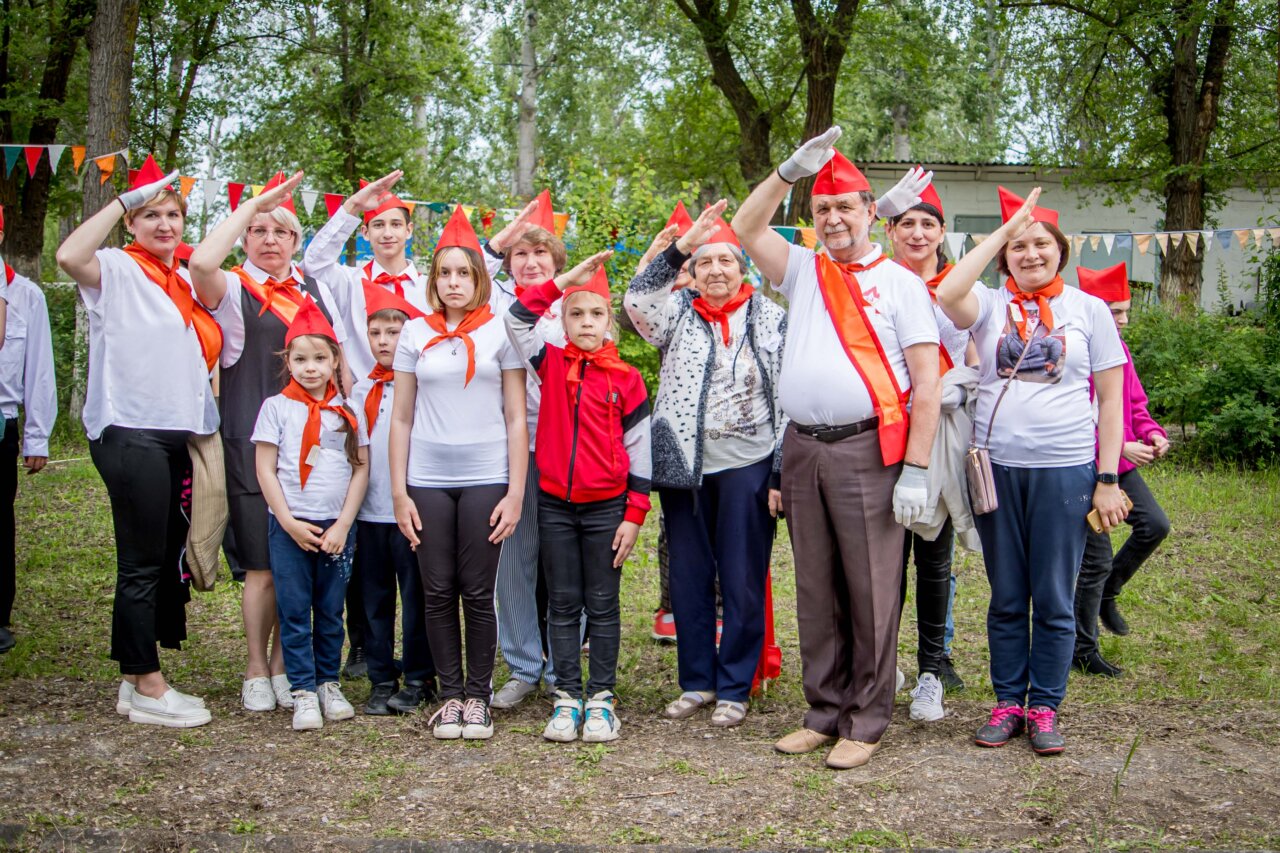 День пионерии в Астрахани: родители и дети в одном строю
