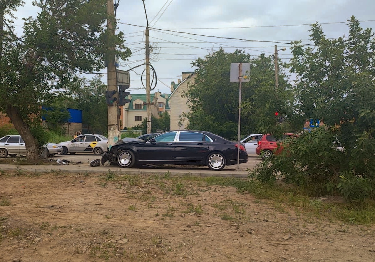 «Мерседес» протаранил столб на улице Кирова: пострадали две девочки
