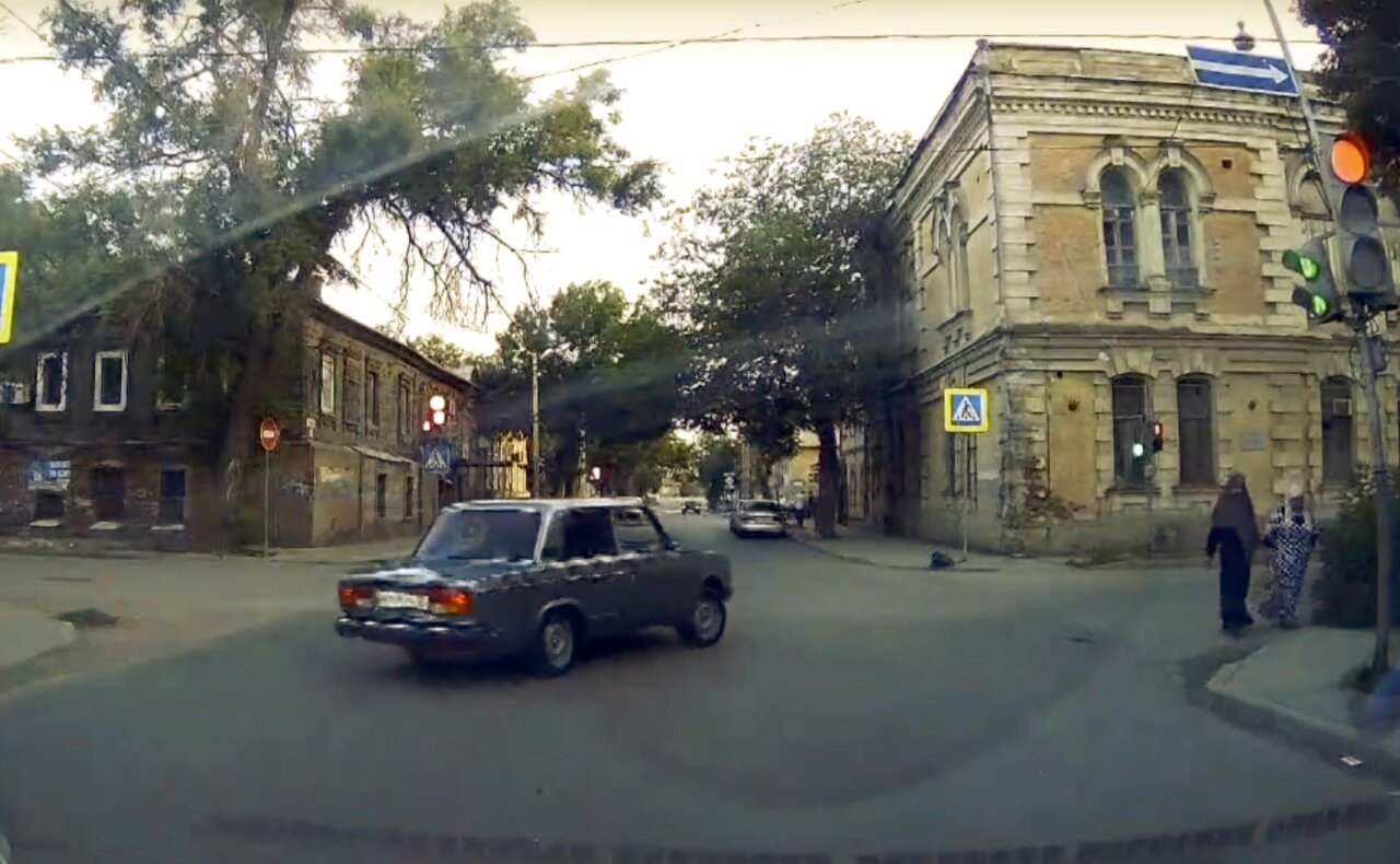 В Астрахани обнаружен водитель, который постоянно ездит на красный