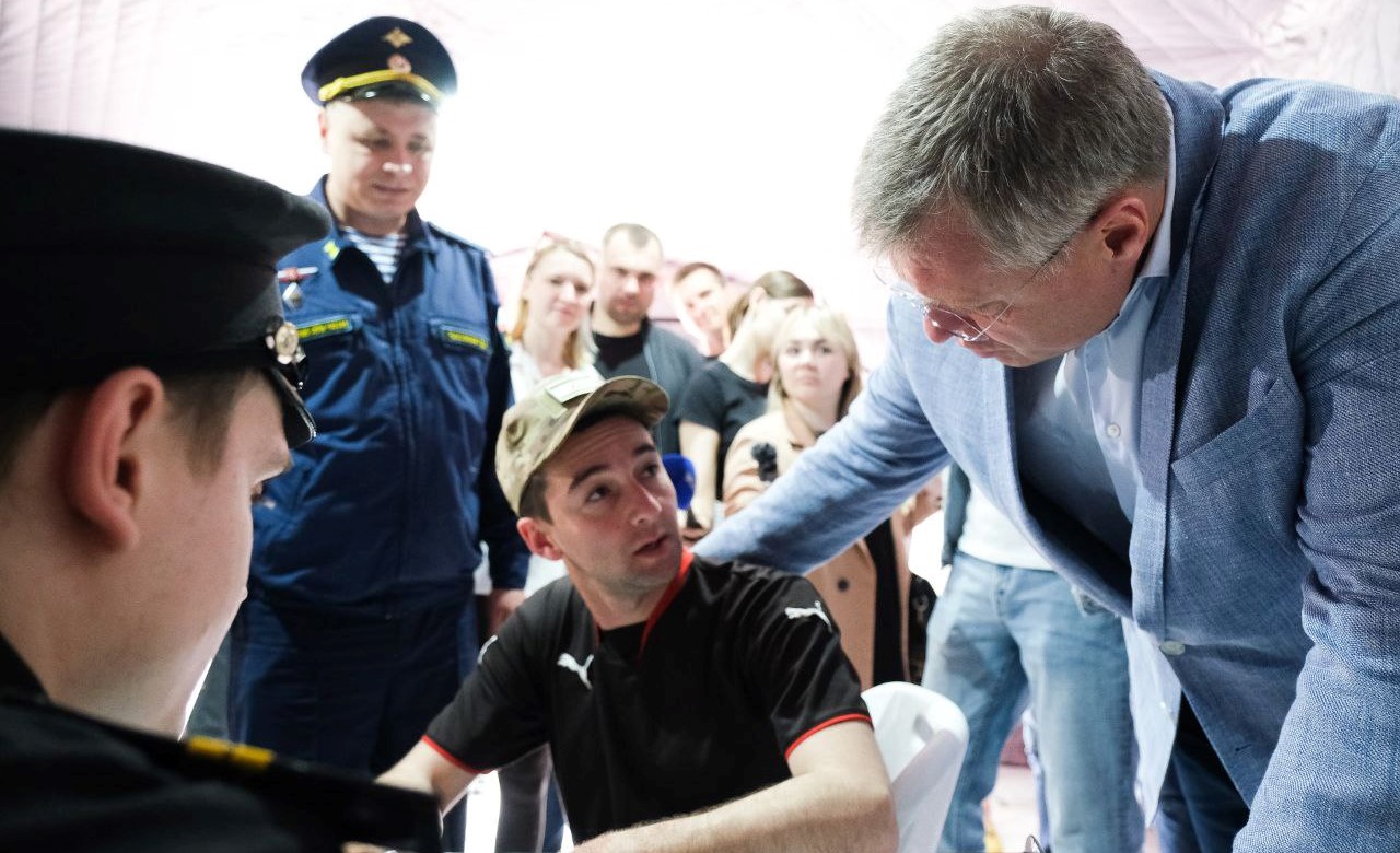 Астраханский губернатор лично посетил мобильный пункт отбора контрактников