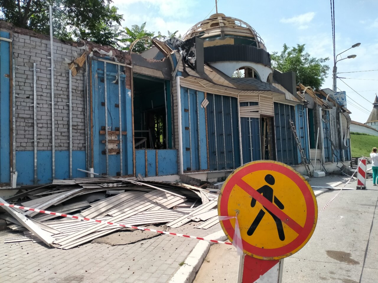 У стен астраханского кремля сносят магазинчик с купольной крышей
