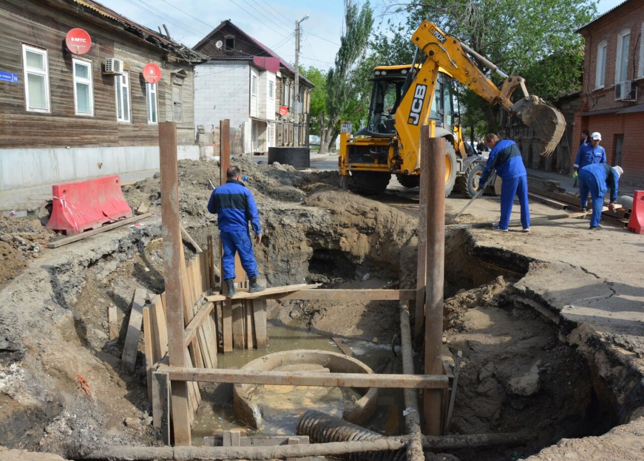 На улице Псковской установили новый центральный колодец ливневки