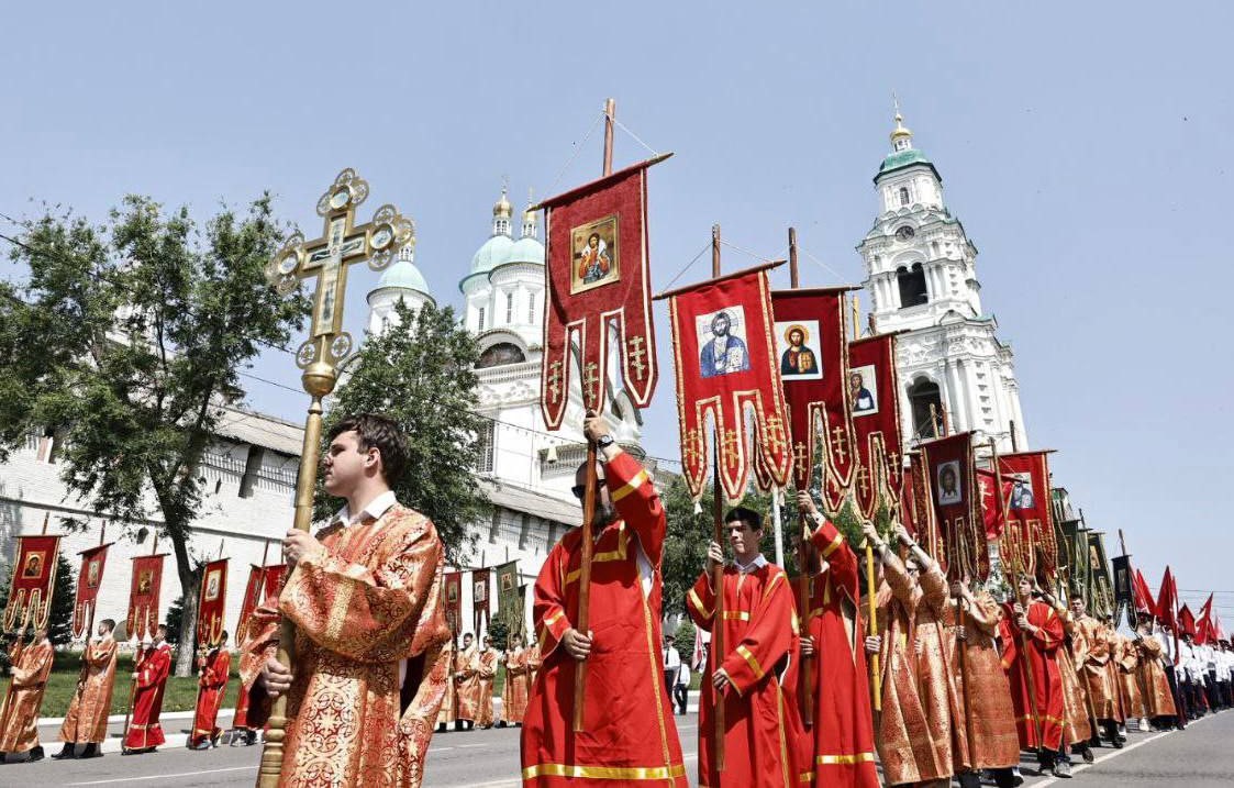 По улицам Астрахани прошли более тысячи православных верующих