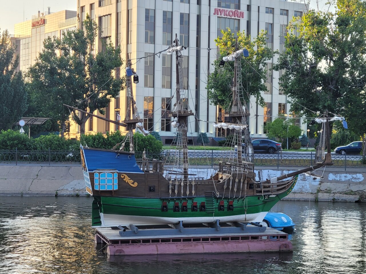 На канал в центре Астрахани вернулся старинный корабль