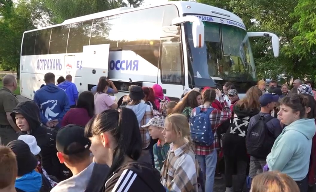 В Астраханскую область прибыла первая группа школьников из ЛНР