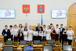 16 астраханских школьников получили паспорта из рук Игоря Мартынова