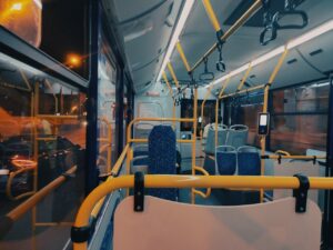 В Астрахани водителя автобуса лишили прав за зажатую дверями женщину