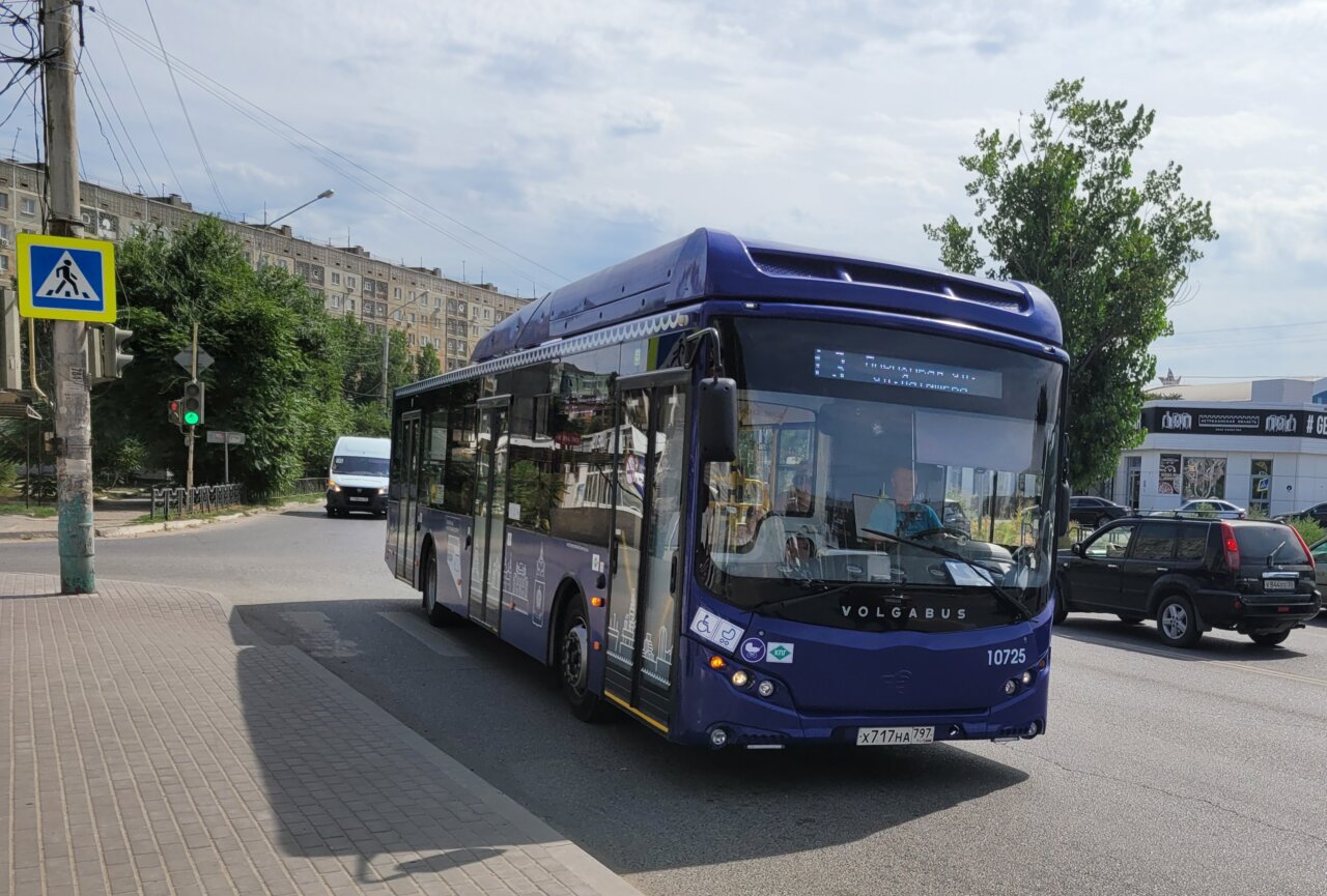 Учащиеся в Астрахани стали чаще ездить на автобусах после появления проездных