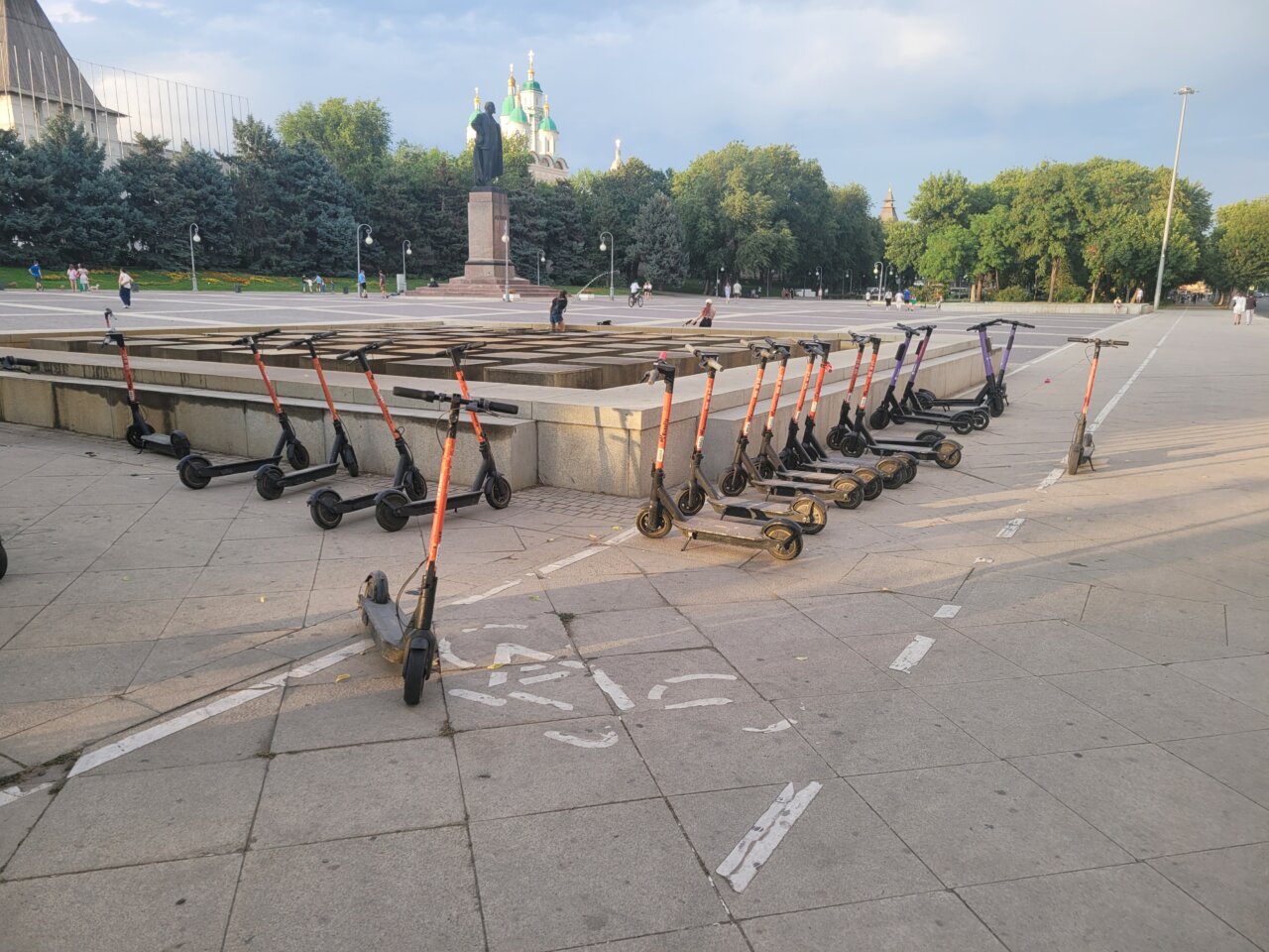 Самокаты на площади Ленина