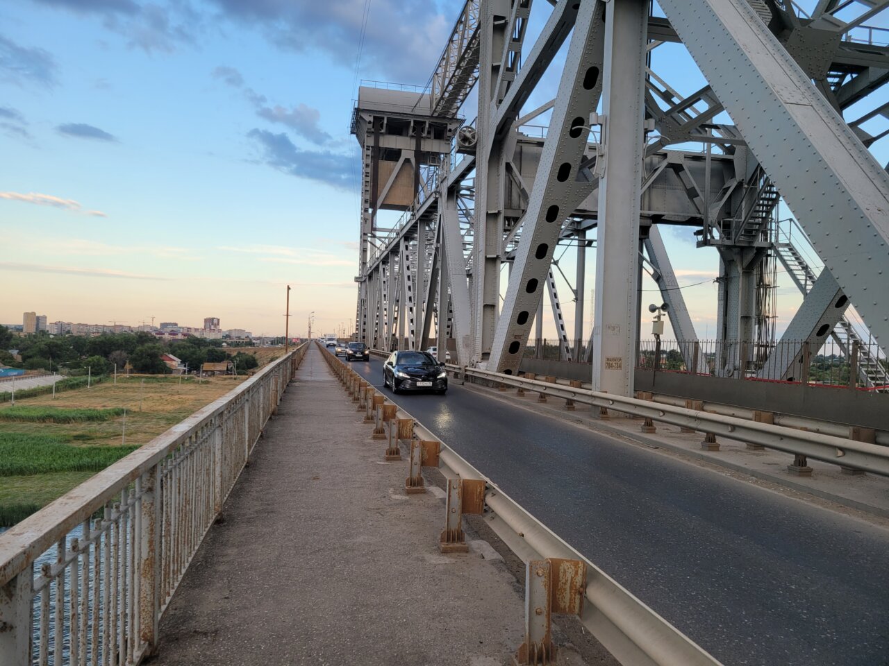 Старый мост через Волгу в Астрахани
