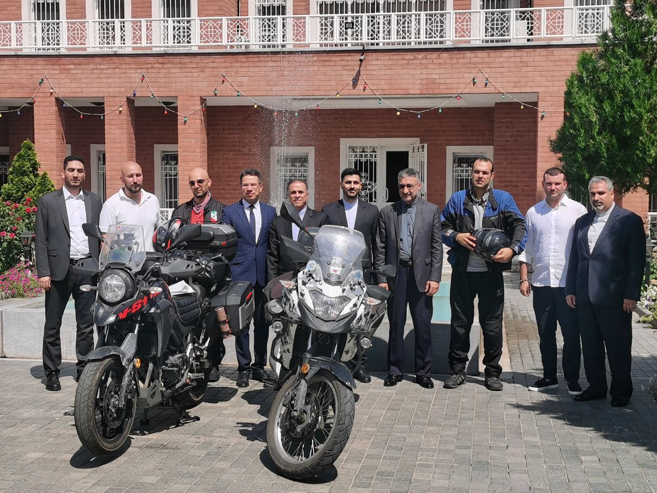 Иранские мотоциклисты проехали тысячи километров, чтобы оказаться в Астрахани