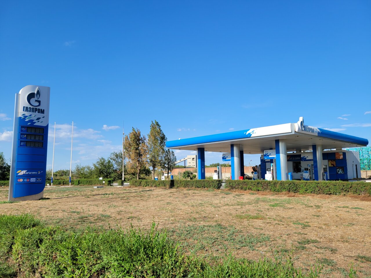 На заправках «Газпром» в Астрахани начал появляться бензин