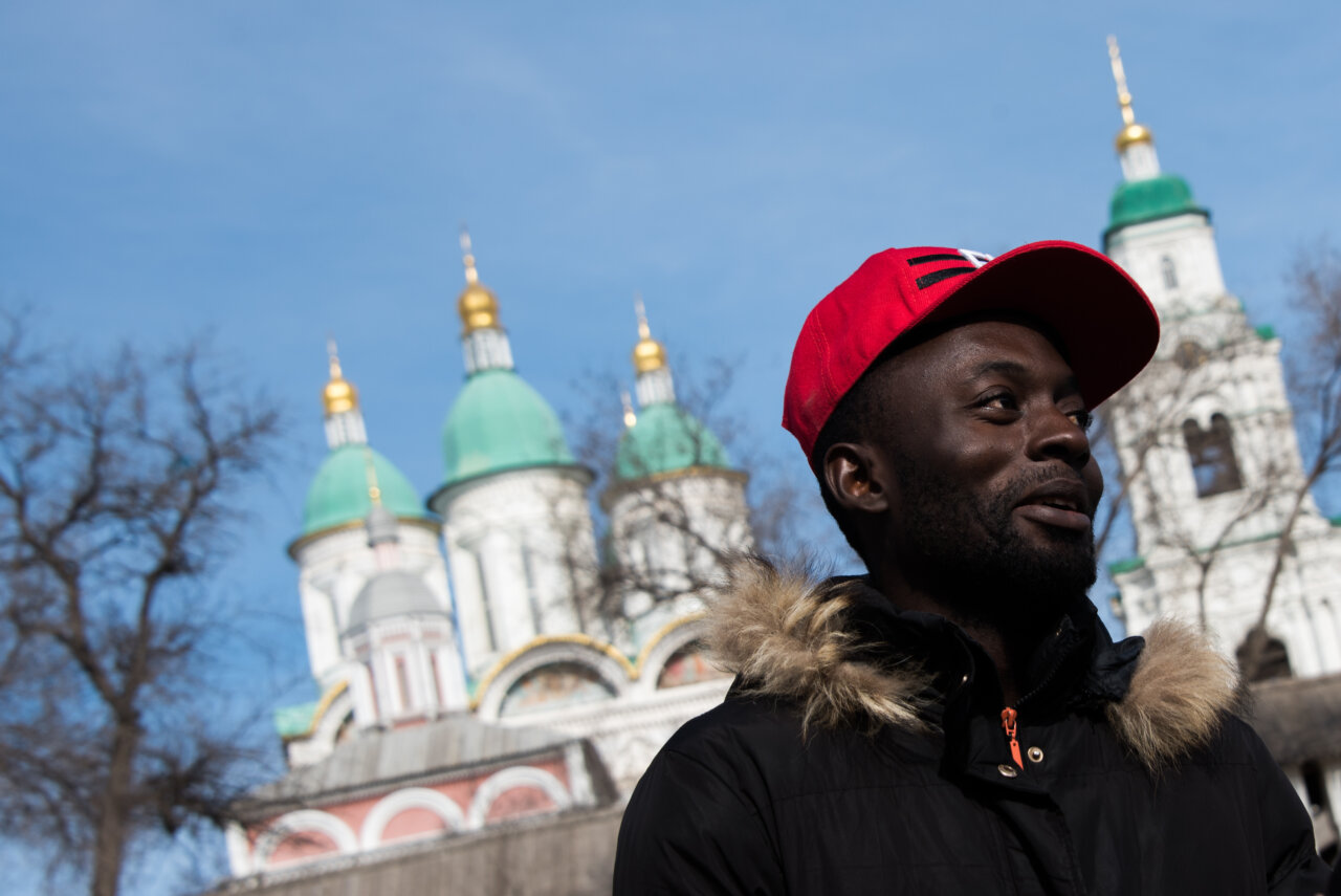 Африканец на фоне Кремля