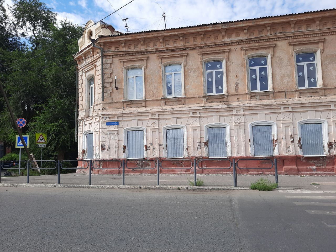 Школу в центре Астрахани законсервировали на неопределенный срок