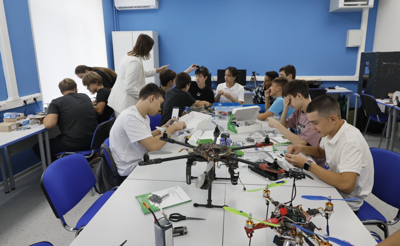 Астраханские студенты показали губернатору дроны собственного производства
