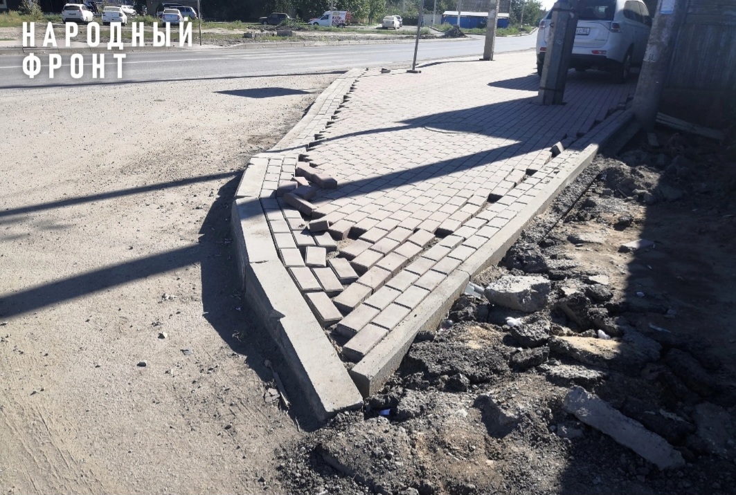 В Астрахани разрушается совсем новый тротуар