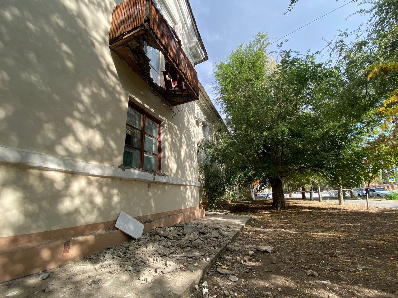 В Астраханской области обрушился балкон, есть пострадавшая