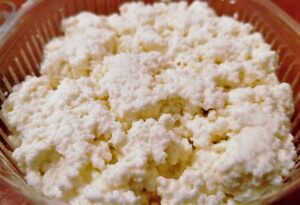 Под Астраханью к продаже готовили полтонны подозрительной молочной продукции: что с ней не так