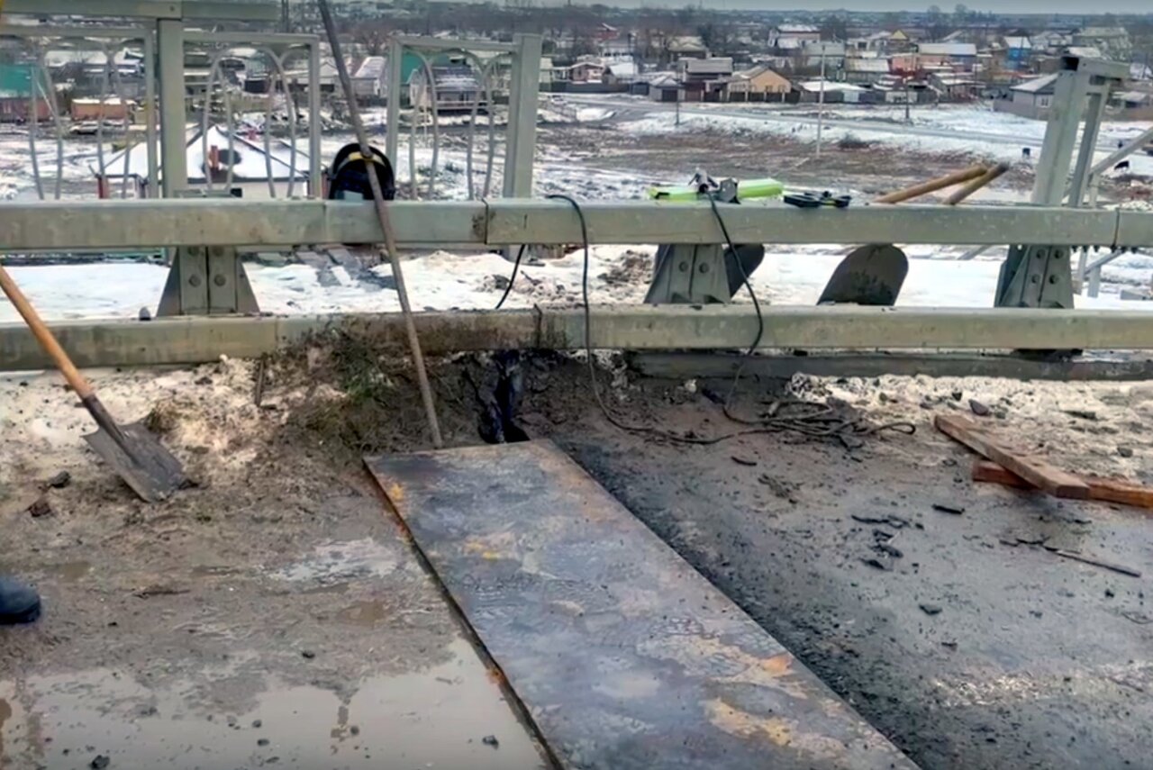 Расходившийся по стыку мост на астраханской трассе удалось починить меньше, чем сутки