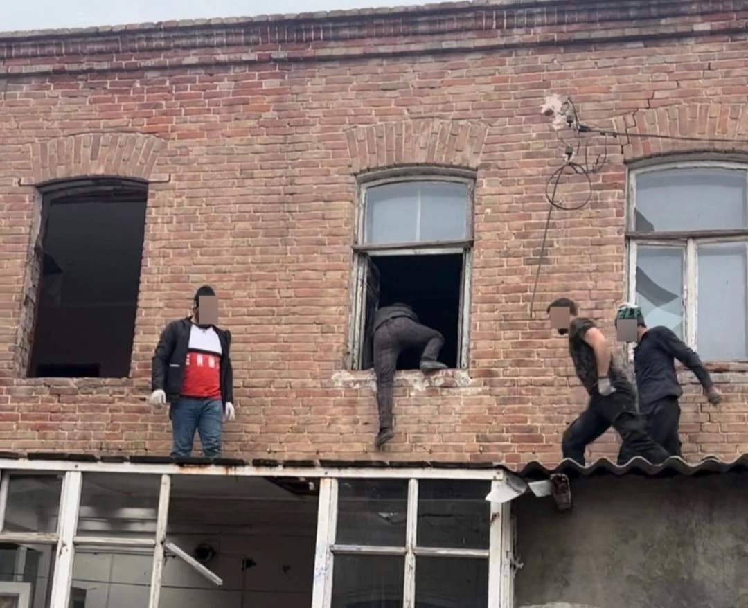 Астраханские вандалы разобрали лестницы в доме — памятнике архитектуры