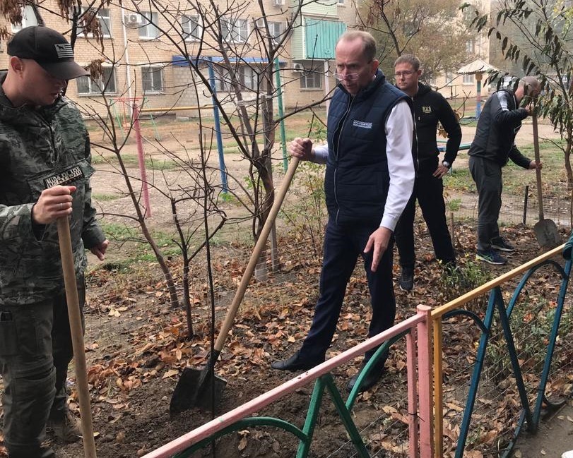 Астраханские депутаты высадили деревья в двух районах города