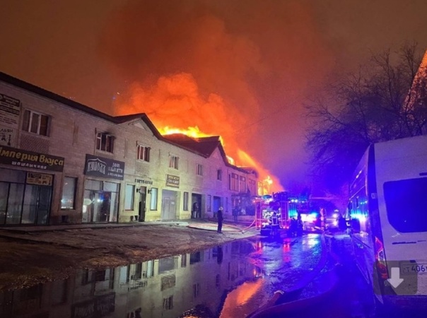 В Астрахани сгорела гостиница, есть погибшая