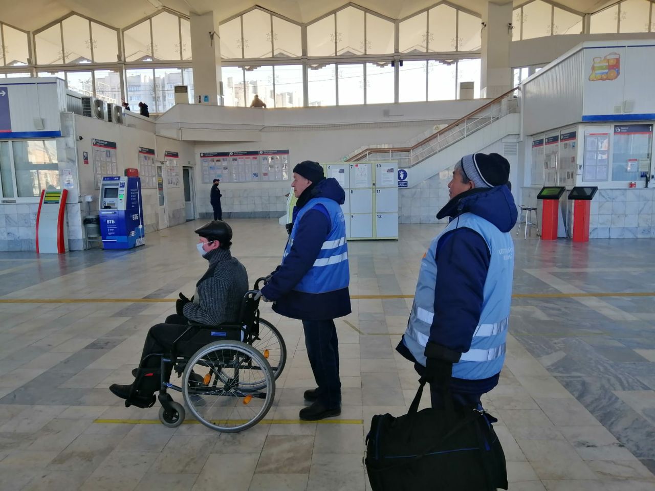 Более 1,6 тыс. маломобильных граждан воспользовались услугами сопровождения  на вокзалах Астрахани и Верхнего Баскунчака с начала 2023 года | АРБУЗ