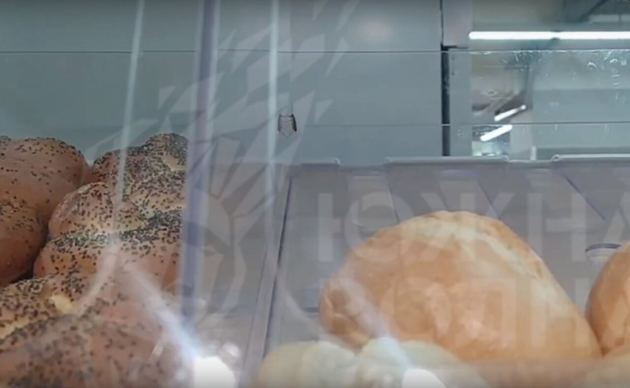 Булки в одном из супермаркетов Астрахани атаковали тараканы