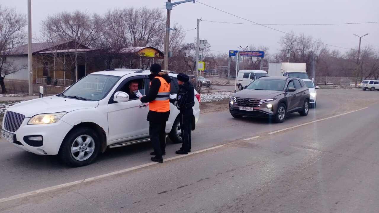 Ахтубинским водителям напомнили о правилах безопасного проезда через  железнодорожные переезды | АРБУЗ