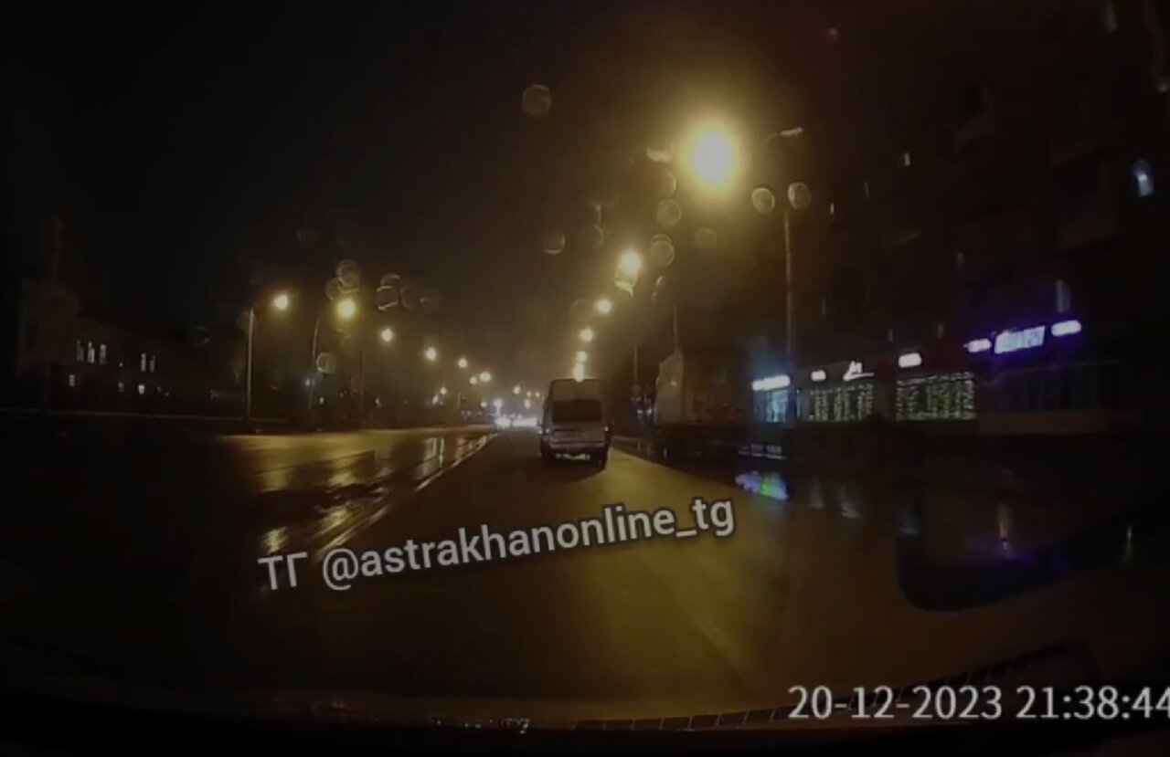 Проезд на красный и петли на дороге: в Астрахани водитель маршрутки устроил шоу