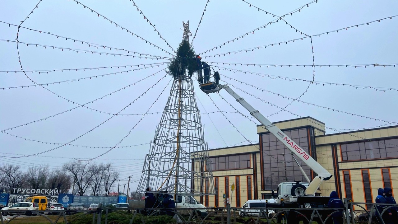 На Мостострое начали собирать новогоднюю елку