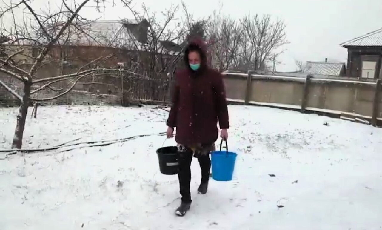 Астраханские медсестры третий год ведрами таскают воду в сельский ФАП