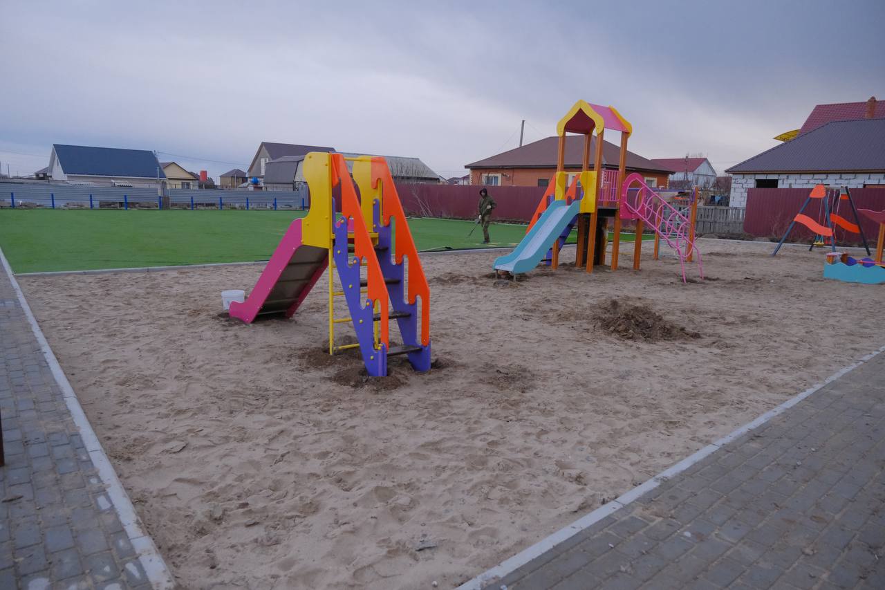 Астраханцы вместе с властями построили детскую площадку в поселке