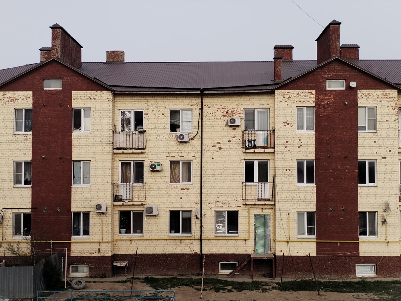 Астраханский поселок остался без света, воды и отопления из-за урагана