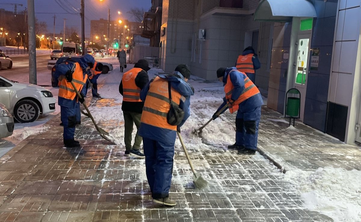 Администрация Астрахани вывела сотни людей на уборку снега
