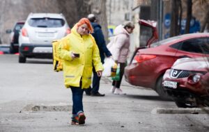 В Астрахани массово ищут курьеров с зарплатами до 192 тысяч