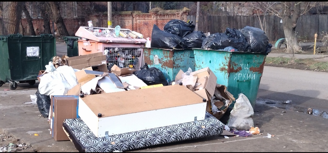 Астраханцы пожаловались: мусор не вывозят, а деньги за услугу берут