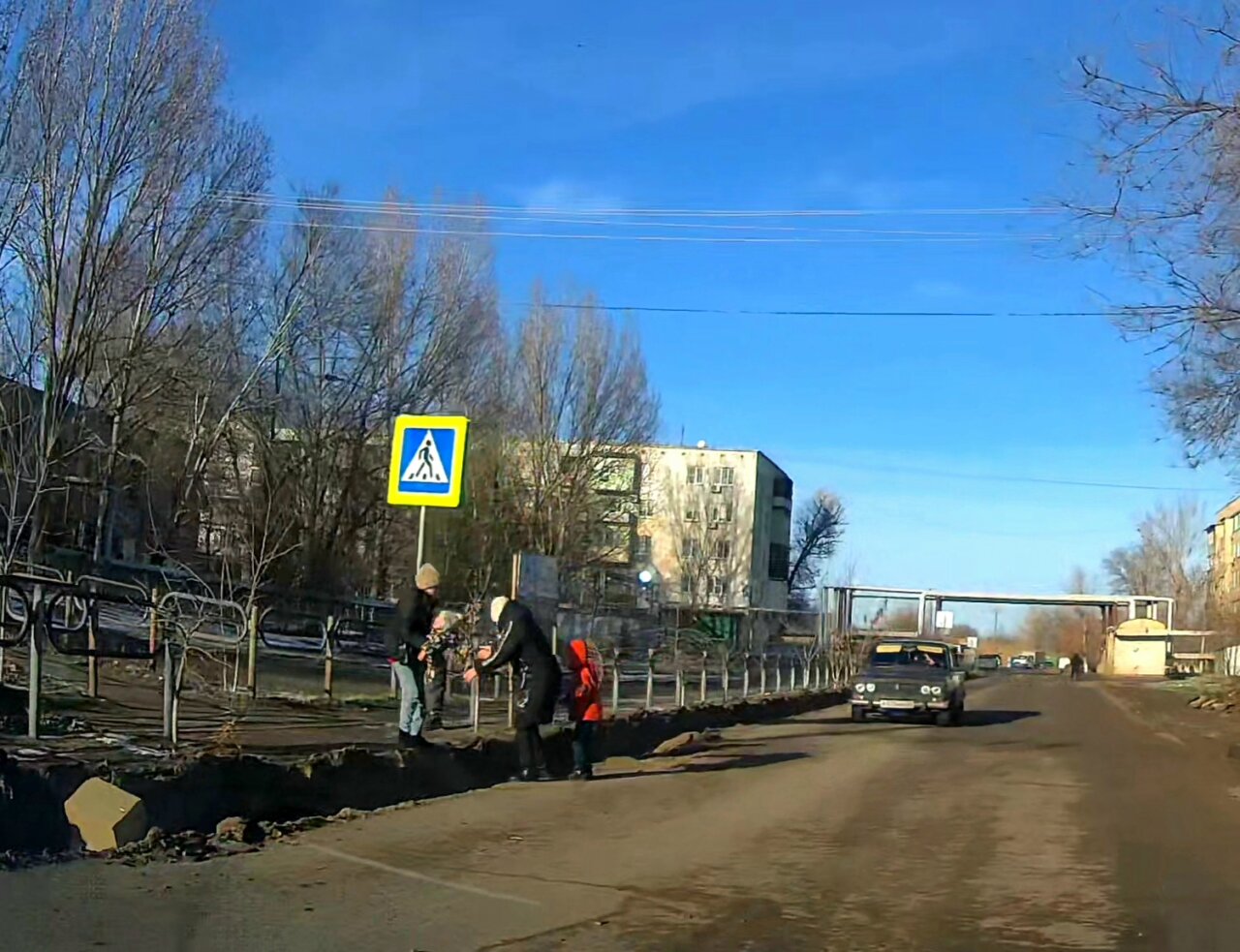 Астраханских пешеходов заставили прыгать с детьми на переходе из садика